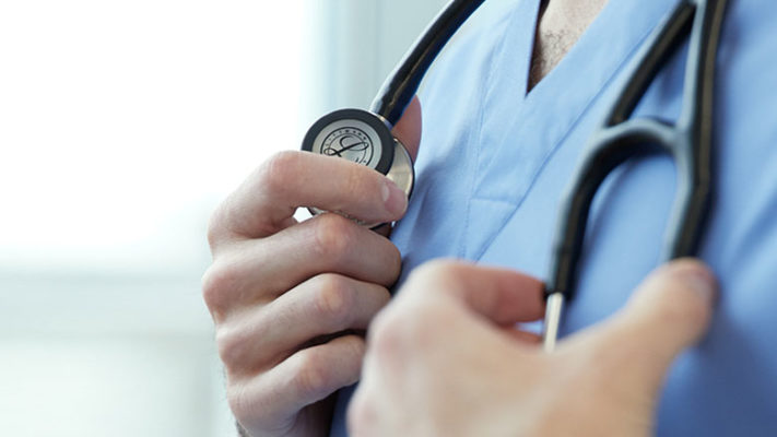 Ống nghe Littmann Cardiology IV đeo trên cổ